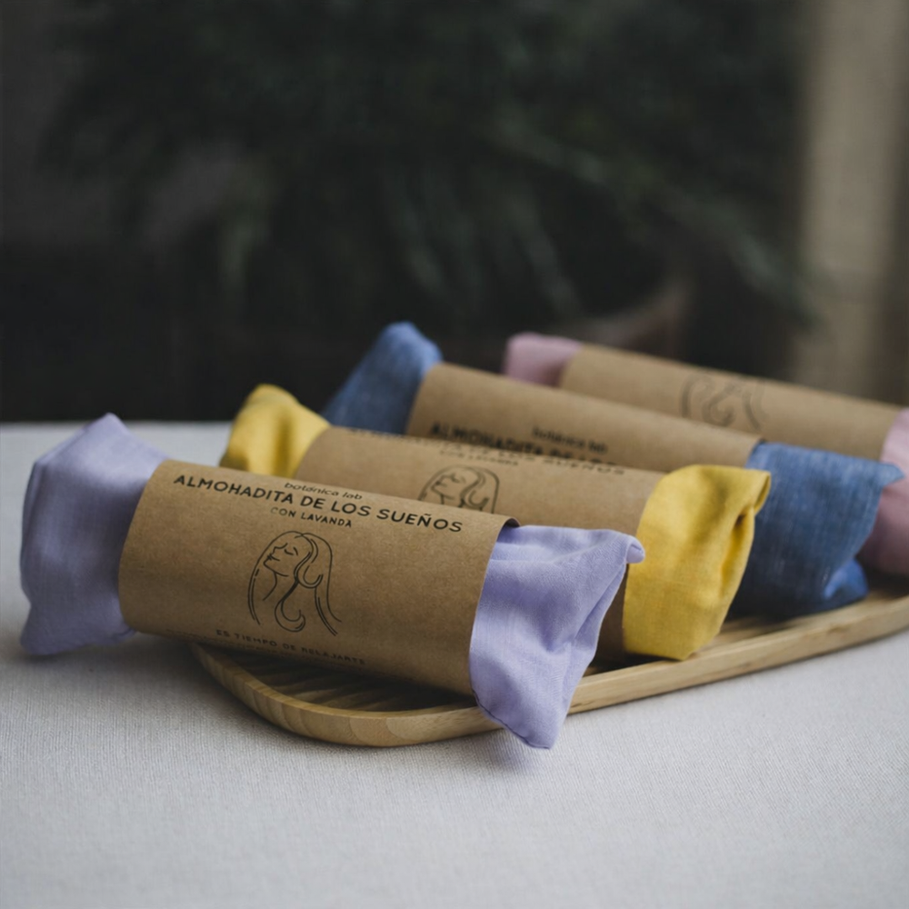 Acompaña tu rutina de sueño y relajación con la almohadita con aroma a flores de lavanda y rellena de semillas de linaza que aportan un ligero y sutil peso. Es excelente para calmar dolores de cabeza o estómago, cólicos menstruales, estrés y ansiedad. Su tamaño lo hace ideal incluso para los niños.
