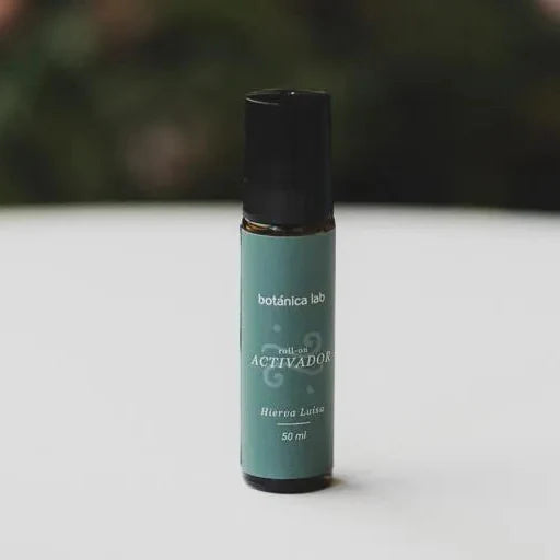 El roll-On Activador de Hierba Luisa combina un aroma cítrico y herbal que alivia el estrés, calma la ansiedad y proporciona una sensación de equilibrio y claridad mental. Su fragancia refrescante te ofrece un respiro aromático en medio de la agitación diaria.
