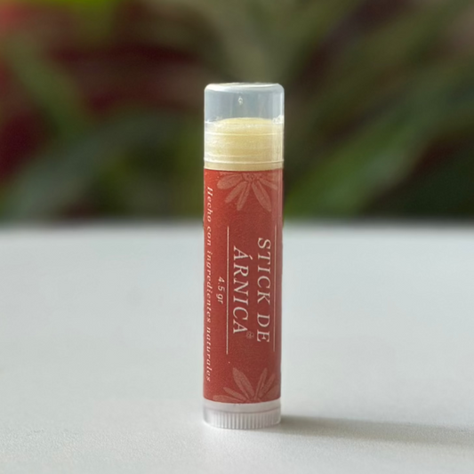 Este stick práctico y portátil está formulado con árnica, ideal para aliviar golpes, caídas, moretones, contracturas y pequeñas molestias del día a día.