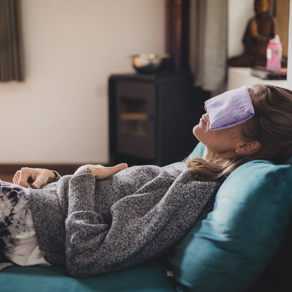 Acompaña tu rutina de sueño y relajación con la almohadita con aroma a flores de lavanda y rellena de semillas de linaza que aportan un ligero y sutil peso. Es excelente para calmar dolores de cabeza o estómago, cólicos menstruales, estrés y ansiedad. Su tamaño lo hace ideal incluso para los niños.