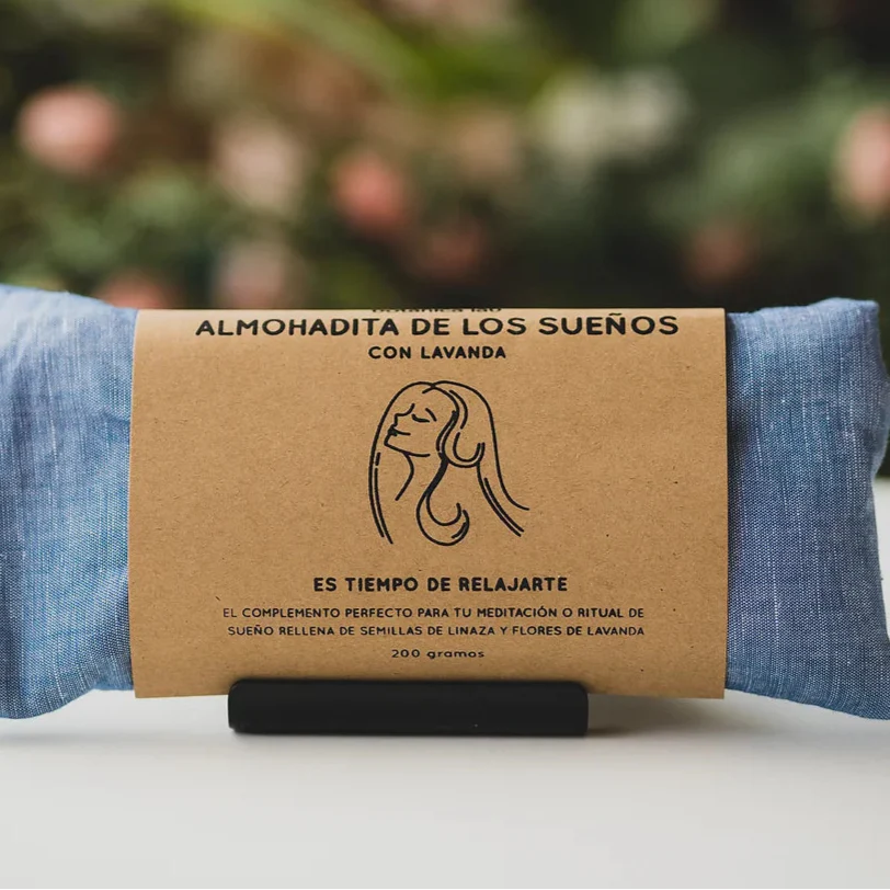 Acompaña tu rutina de sueño y relajación con la almohadita con aroma a flores de lavanda y rellena de semillas de linaza que aportan un ligero y sutil peso. Es excelente para calmar dolores de cabeza o estómago, cólicos menstruales, estrés y ansiedad. Su tamaño lo hace ideal incluso para los niños.