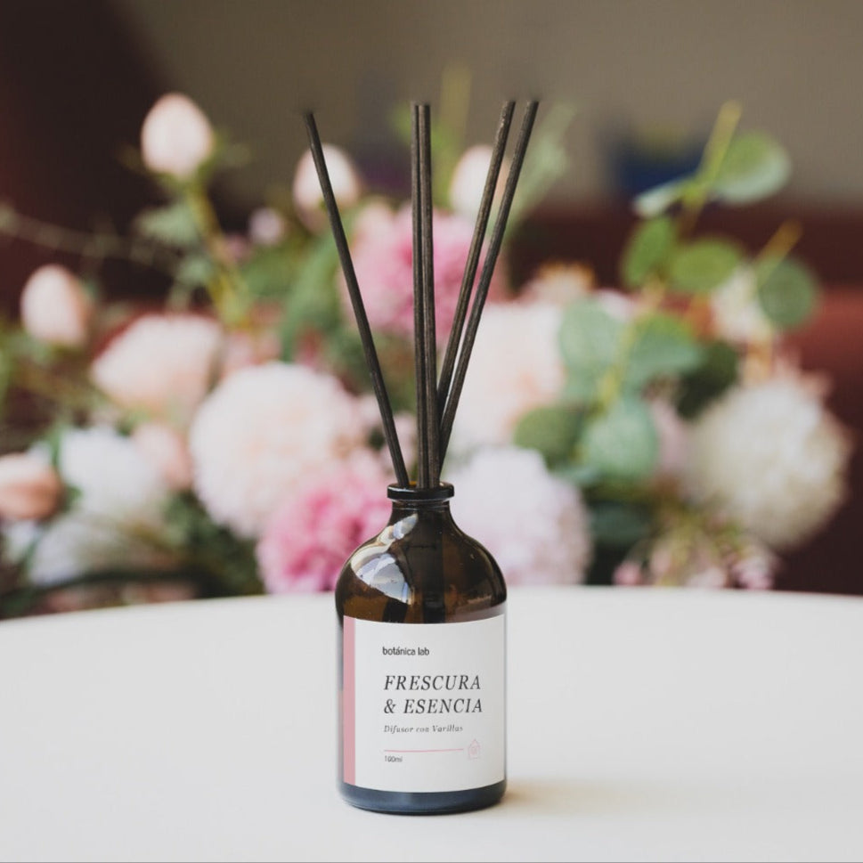 Llena tu hogar u oficina de aroma constante con nuestros difusores de varillas. Fragancias seguras, sin necesidad de fuego, con varillas de ratán natural. Duración de 6 a 8 semanas.