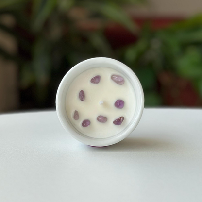 Enciende la Vela Calma con amatista. Suaviza las emociones, libera el estrés y conecta con la serenidad interior.