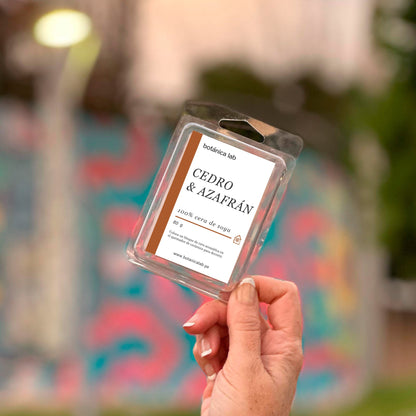 Disfruta de la aromaterapia en casa con nuestras ceras aromáticas para quemador. Hechas con cera de soya, transforman tu espacio con fragancias naturales y bienestar.