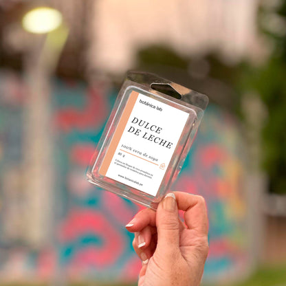 Disfruta de la aromaterapia en casa con nuestras ceras aromáticas para quemador. Hechas con cera de soya, transforman tu espacio con fragancias naturales y bienestar.
