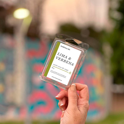 Disfruta de la aromaterapia en casa con nuestras ceras aromáticas para quemador. Hechas con cera de soya, transforman tu espacio con fragancias naturales y bienestar.
