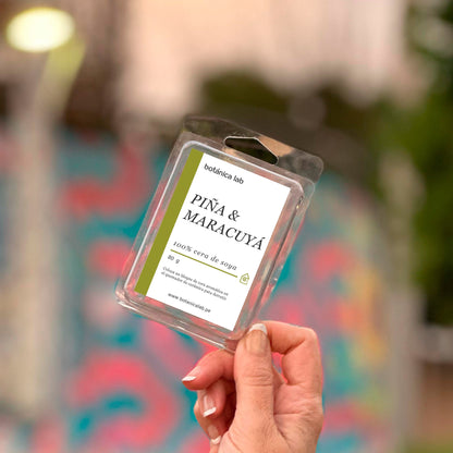 Disfruta de la aromaterapia en casa con nuestras ceras aromáticas para quemador. Hechas con cera de soya, transforman tu espacio con fragancias naturales y bienestar.
