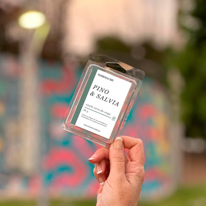 Disfruta de la aromaterapia en casa con nuestras ceras aromáticas para quemador. Hechas con cera de soya, transforman tu espacio con fragancias naturales y bienestar.