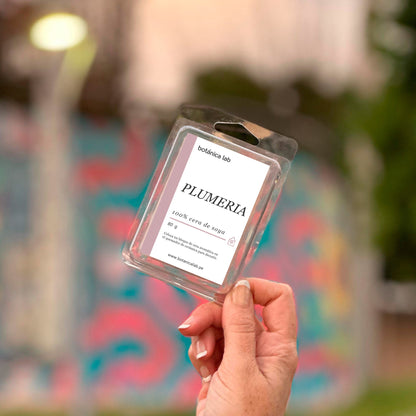 Disfruta de la aromaterapia en casa con nuestras ceras aromáticas para quemador. Hechas con cera de soya, transforman tu espacio con fragancias naturales y bienestar.