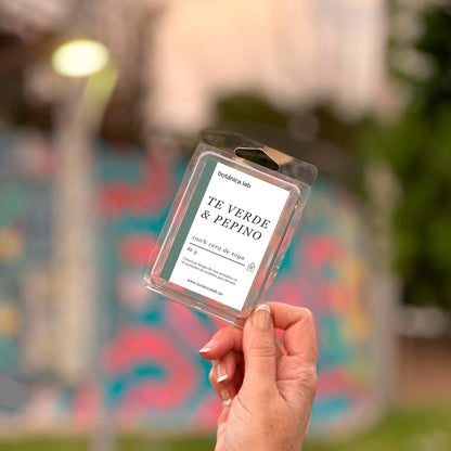 Disfruta de la aromaterapia en casa con nuestras ceras aromáticas para quemador. Hechas con cera de soya, transforman tu espacio con fragancias naturales y bienestar.
