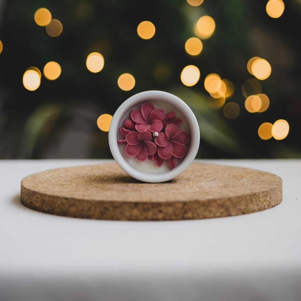 Vela Plumeria – Elegancia Floral en tu Espacio