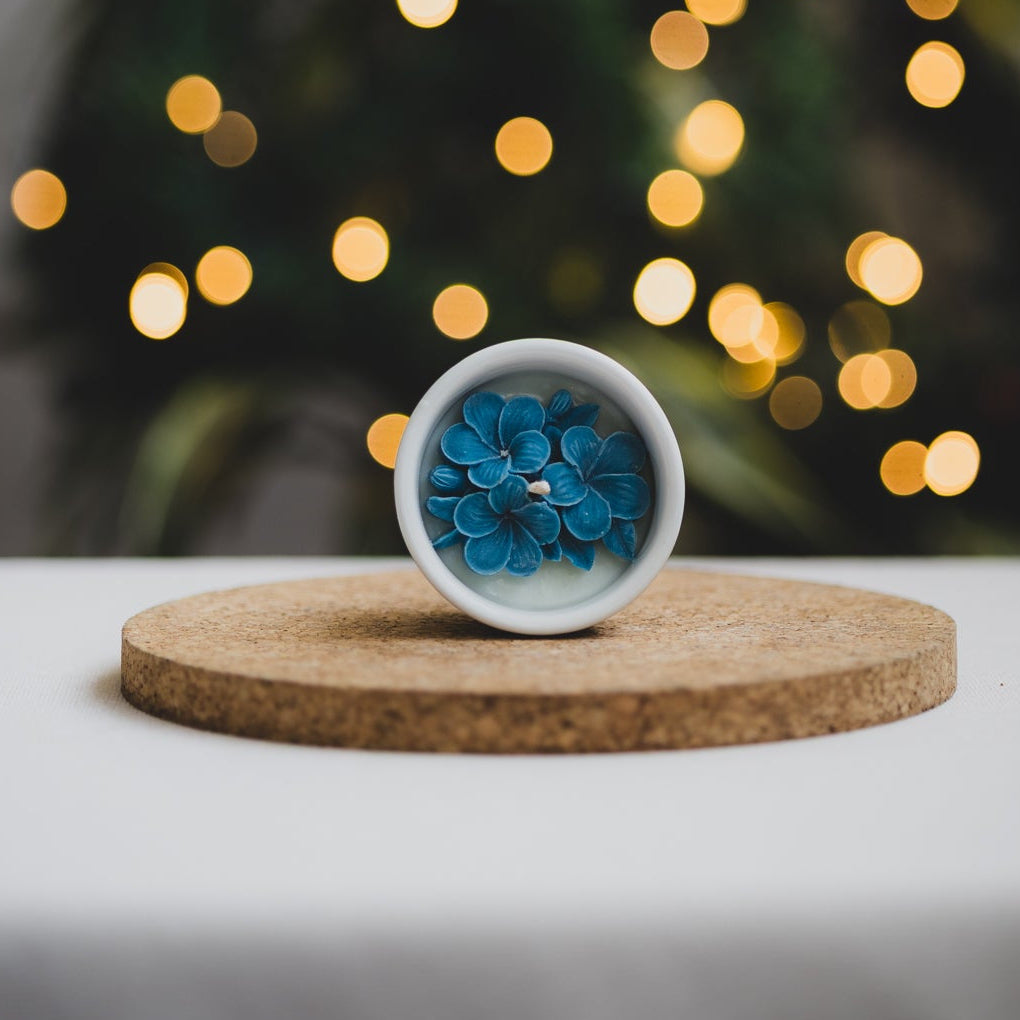 Vela Plumeria – Elegancia Floral en tu Espacio