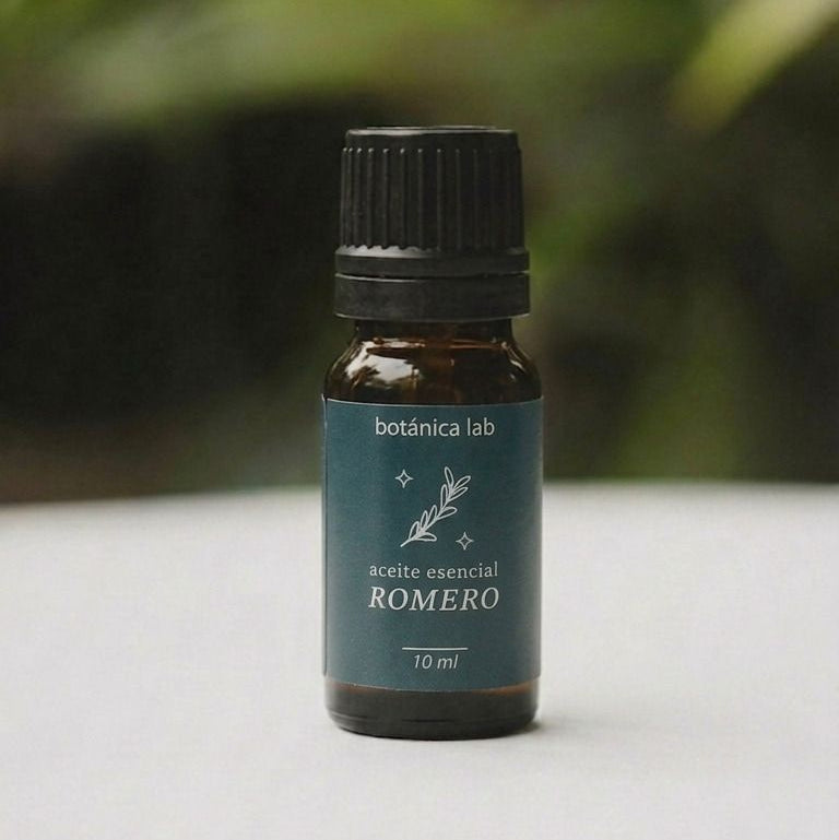 El aceite esencial de romero tiene un aroma herbal y estimulante que ayuda a activar la mente, mejorar la concentración y revitalizar el cuerpo.
