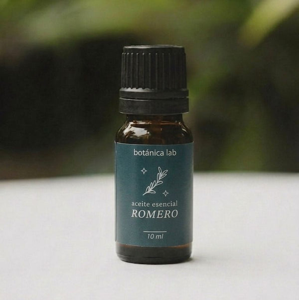 El aceite esencial de romero tiene un aroma herbal y estimulante que ayuda a activar la mente, mejorar la concentración y revitalizar el cuerpo.