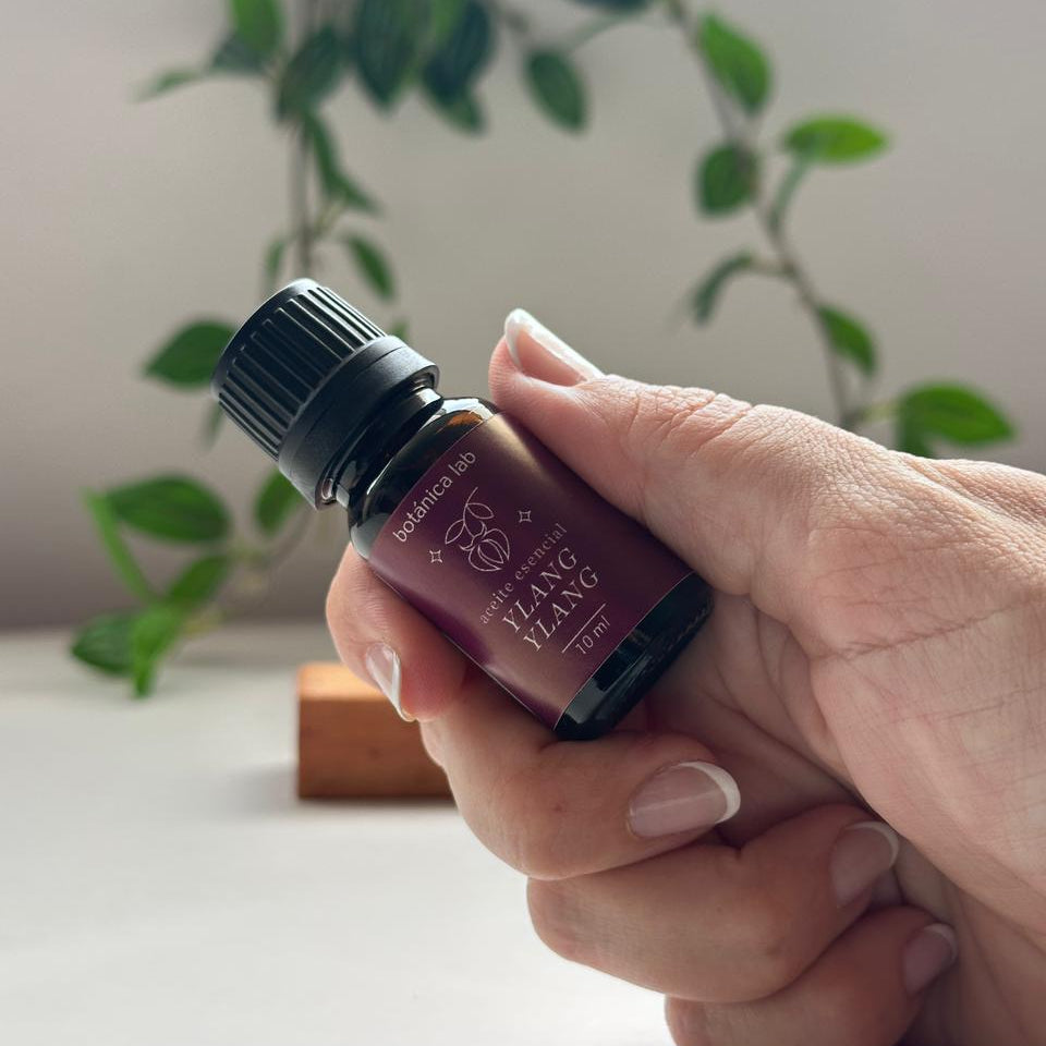 Aceite esencial de ylang ylang Botánica Lab 10 ml para relajación, equilibrio emocional y aromaterapia