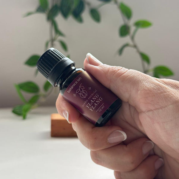 Aceite esencial de ylang ylang Botánica Lab 10 ml para relajación, equilibrio emocional y aromaterapia