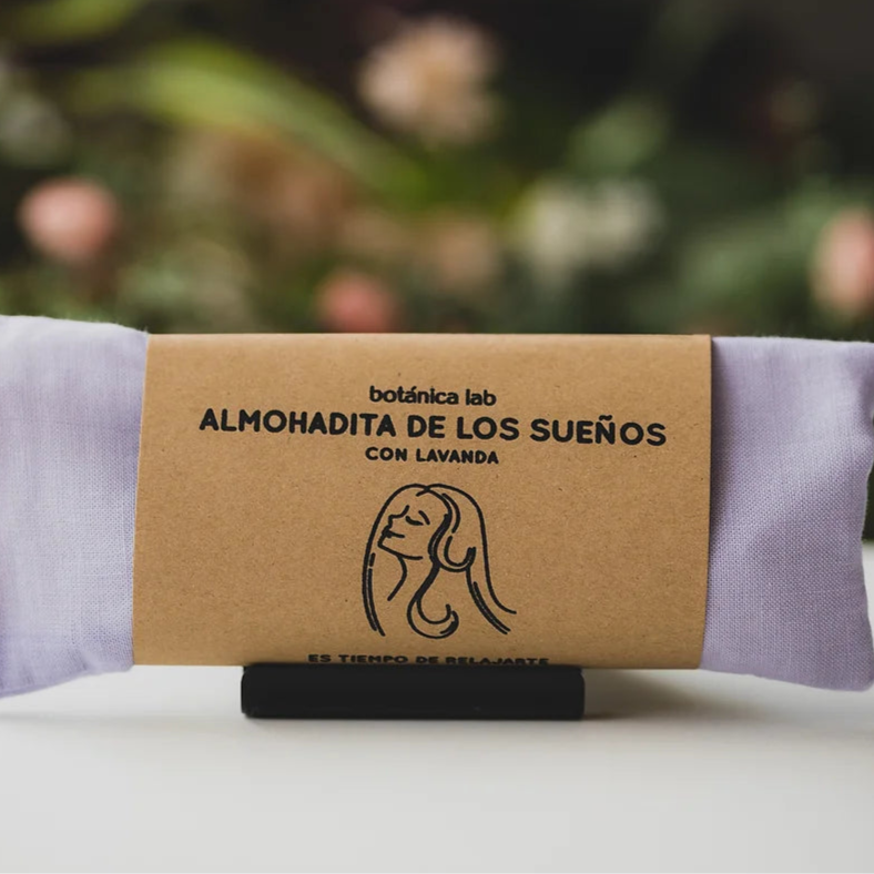 Acompaña tu rutina de sueño y relajación con la almohadita con aroma a flores de lavanda y rellena de semillas de linaza que aportan un ligero y sutil peso. Es excelente para calmar dolores de cabeza o estómago, cólicos menstruales, estrés y ansiedad. Su tamaño lo hace ideal incluso para los niños.