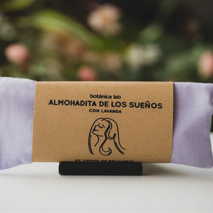Acompaña tu rutina de sueño y relajación con la almohadita con aroma a flores de lavanda y rellena de semillas de linaza que aportan un ligero y sutil peso. Es excelente para calmar dolores de cabeza o estómago, cólicos menstruales, estrés y ansiedad. Su tamaño lo hace ideal incluso para los niños.