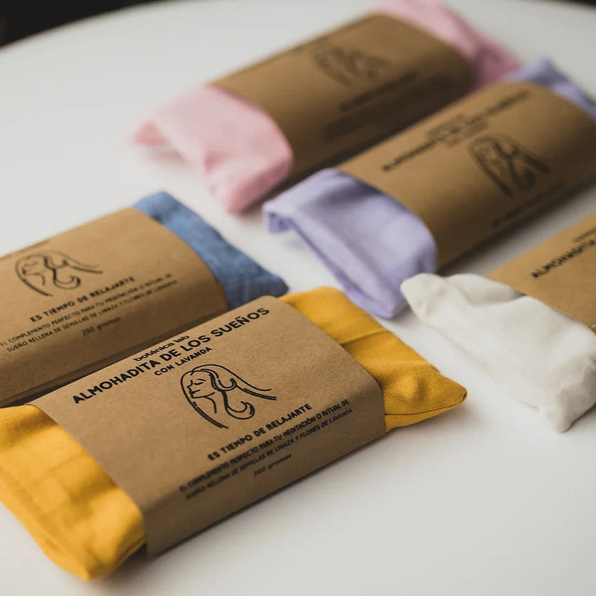 Acompaña tu rutina de sueño y relajación con la almohadita con aroma a flores de lavanda y rellena de semillas de linaza que aportan un ligero y sutil peso. Es excelente para calmar dolores de cabeza o estómago, cólicos menstruales, estrés y ansiedad. Su tamaño lo hace ideal incluso para los niños.