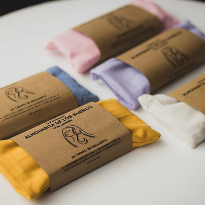 Acompaña tu rutina de sueño y relajación con la almohadita con aroma a flores de lavanda y rellena de semillas de linaza que aportan un ligero y sutil peso. Es excelente para calmar dolores de cabeza o estómago, cólicos menstruales, estrés y ansiedad. Su tamaño lo hace ideal incluso para los niños.