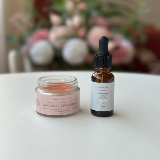Mascarilla facial de arcilla roja con serum de aloe vera para piel seca, sensible o madura. Limpia, suaviza y aporta luminosidad natural.
