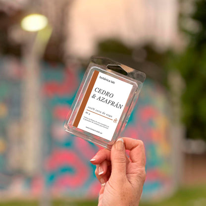 Disfruta de la aromaterapia en casa con nuestras ceras aromáticas para quemador. Hechas con cera de soya, transforman tu espacio con fragancias naturales y bienestar.
