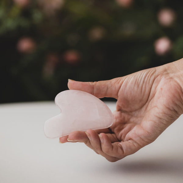 Gua Sha de Cuarzo Rosa Facial – Botánica Lab