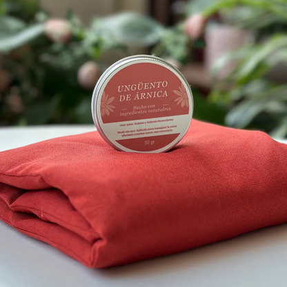 Alivia dolores musculares y articulares con el Pack ArniCare: ungüento de árnica y cojín terapéutico de semillas para microondas. Bienestar natural y efectivo.