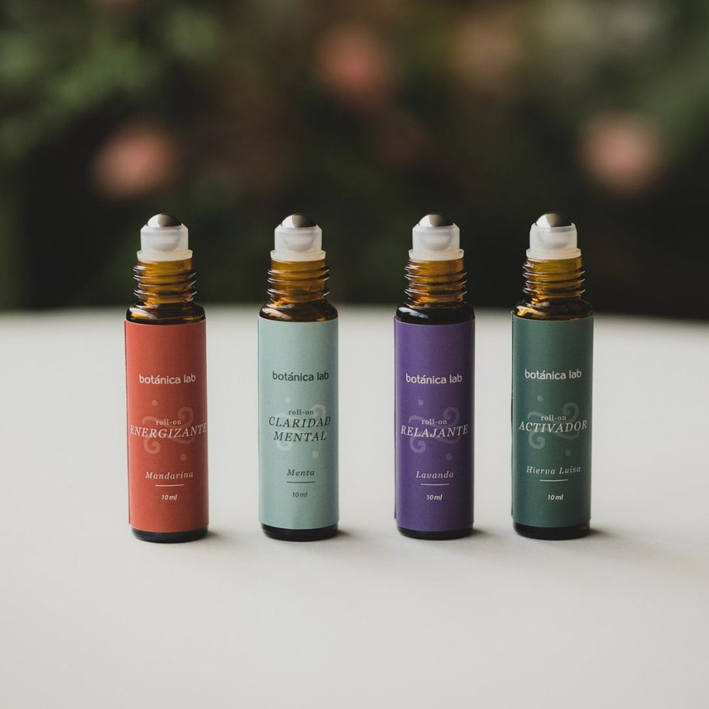 Pack Vibra Botánica de Botánica Lab con 4 roll-ons de aromaterapia: relajante de lavanda, claridad mental de menta, activador de hierba luisa y energía de mandarina