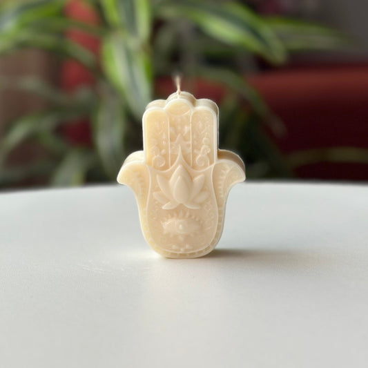 Vela Mano de Fátima hecha en cera de soya aromática. Protege, armoniza y decora tu hogar con un aroma suave y agradable.